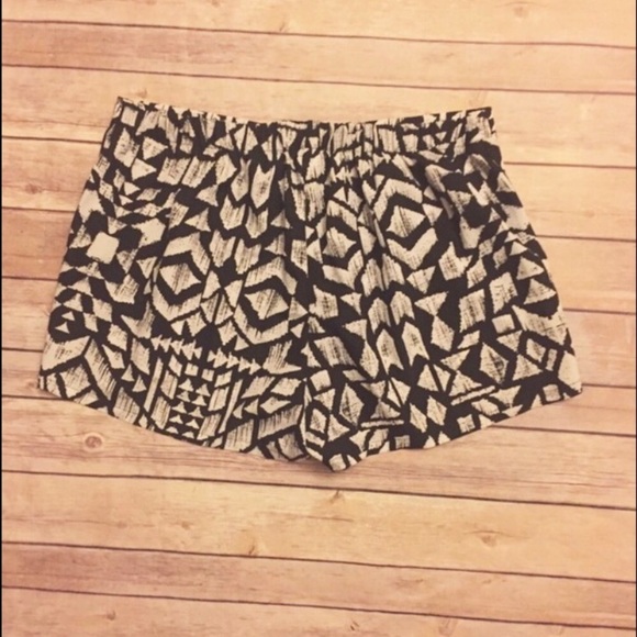 Arden B Black & White Geometric Print Soft Shorts - Picture 2 of 4